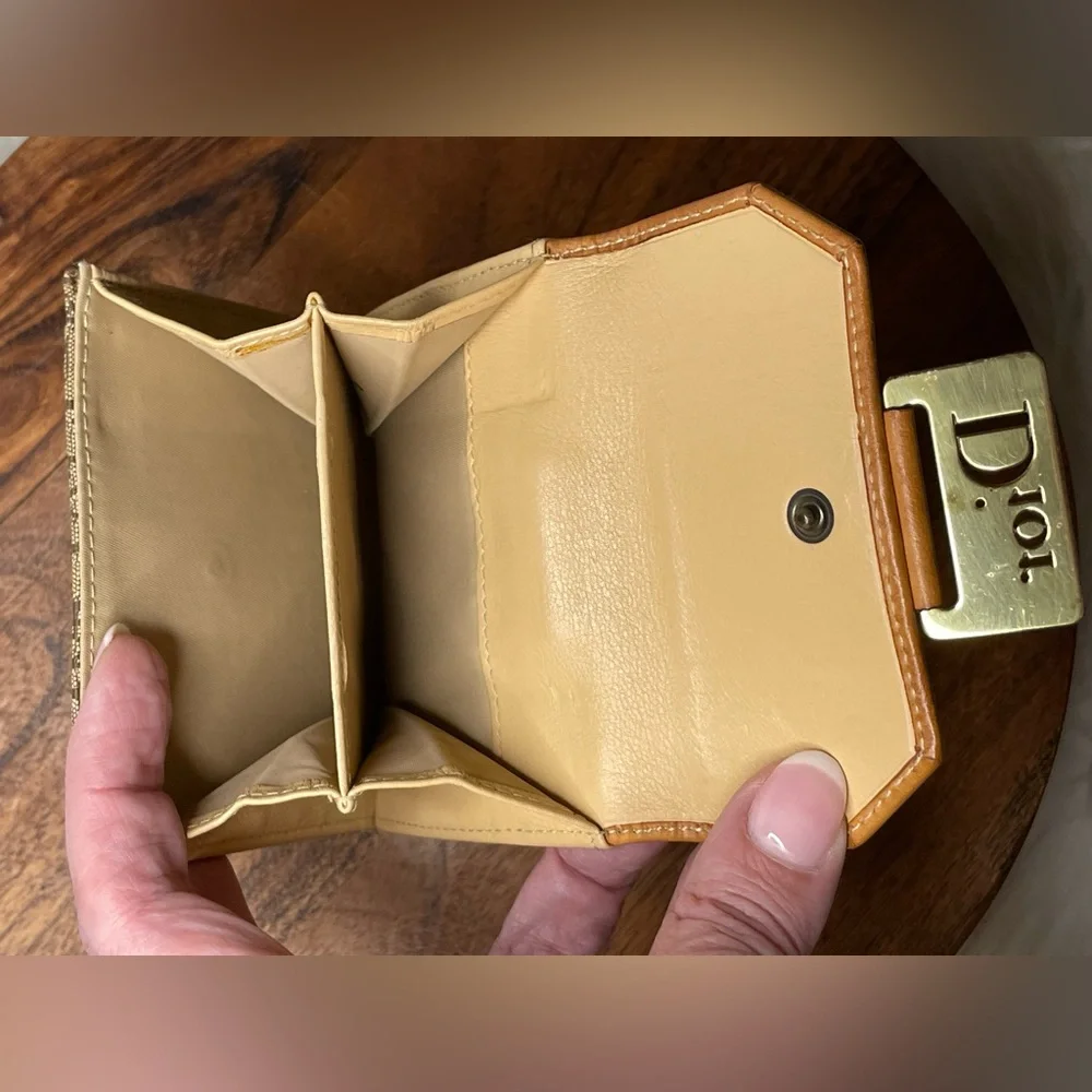 Dior authentic compact